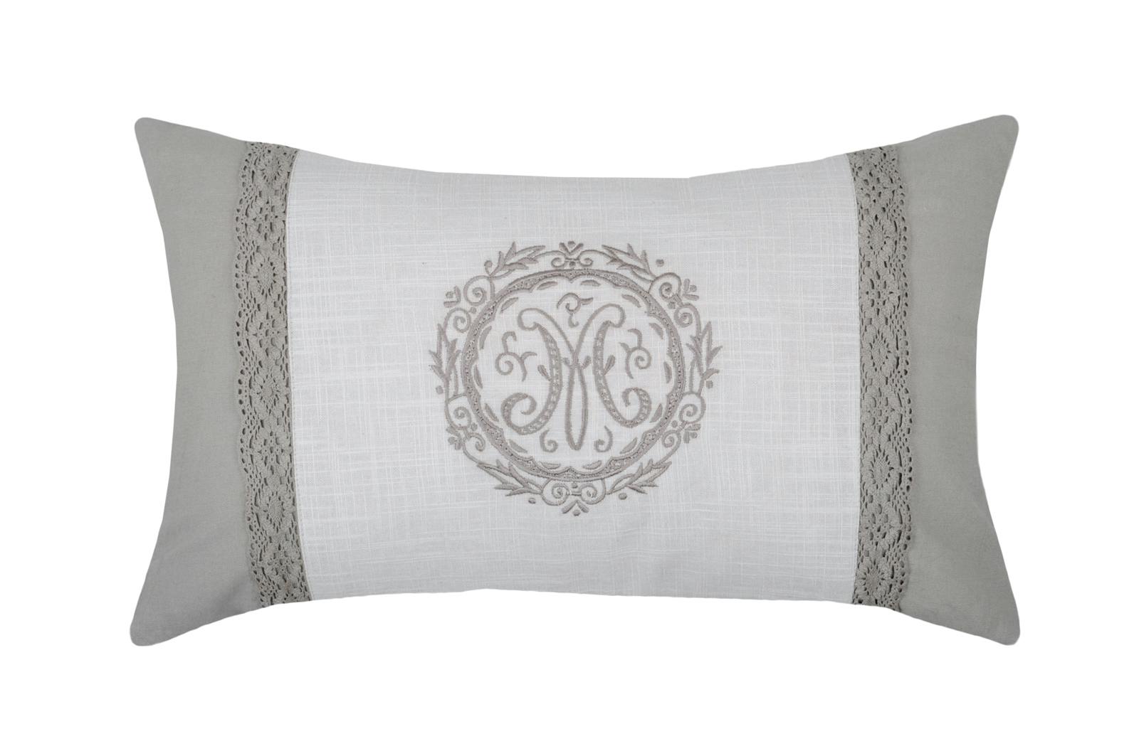 Coussin 30x50cm gris avec dentelle et écusson brodé en coton MARIE