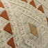 Coussin beige relief tissé avec motifs géométriques tons orange et brique avec pompons 30x50cm