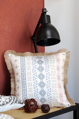 Coussin blanc imprimé géométrique et frange beige 40x40cm en coton ORYLIA