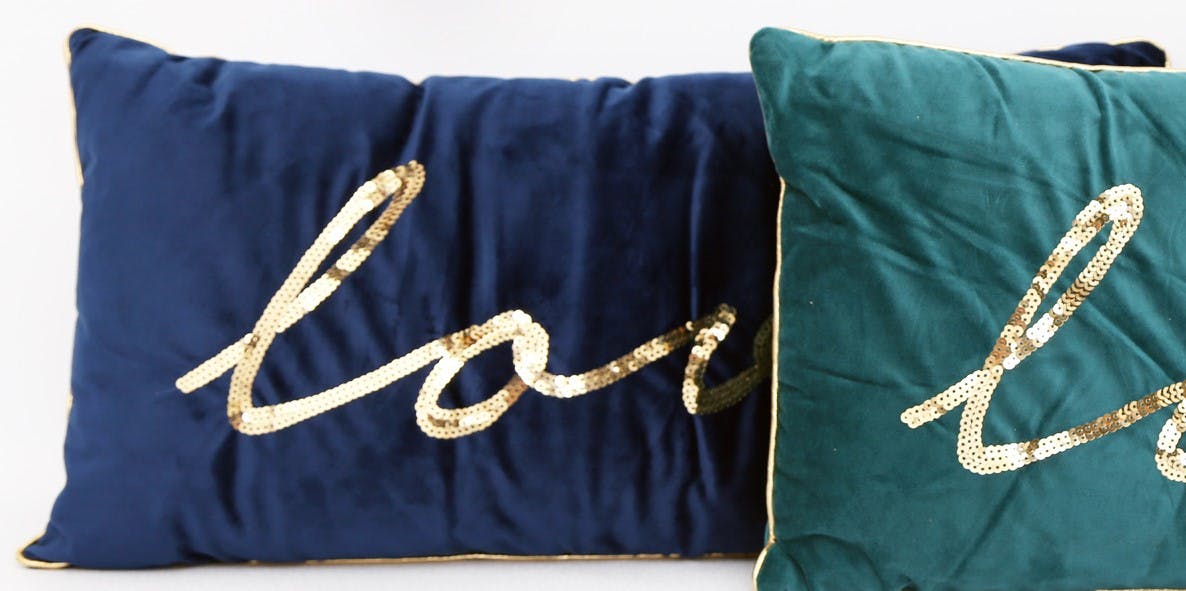 Coussin bleu "Love" à sequins 30 x 60 cm