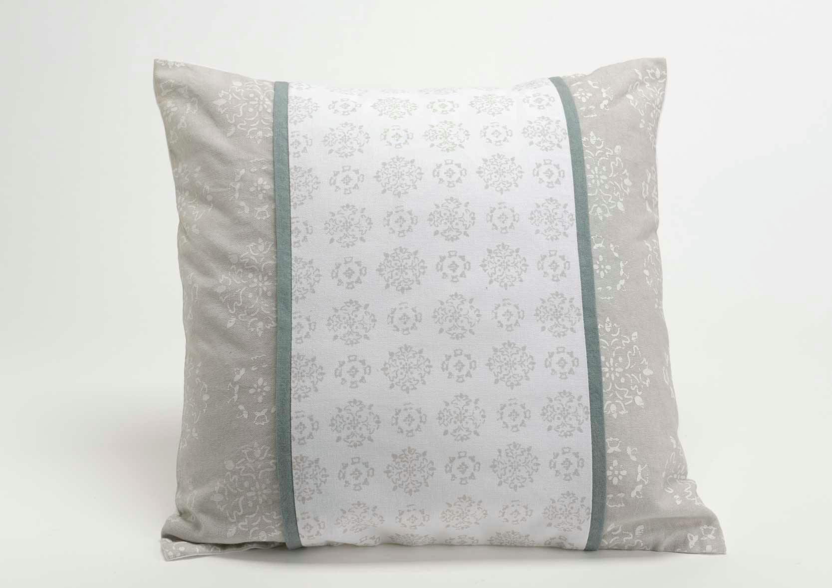 Coussin carré housse 100% coton écru et taupe avec motifs et liseré anthracite 40x40cm