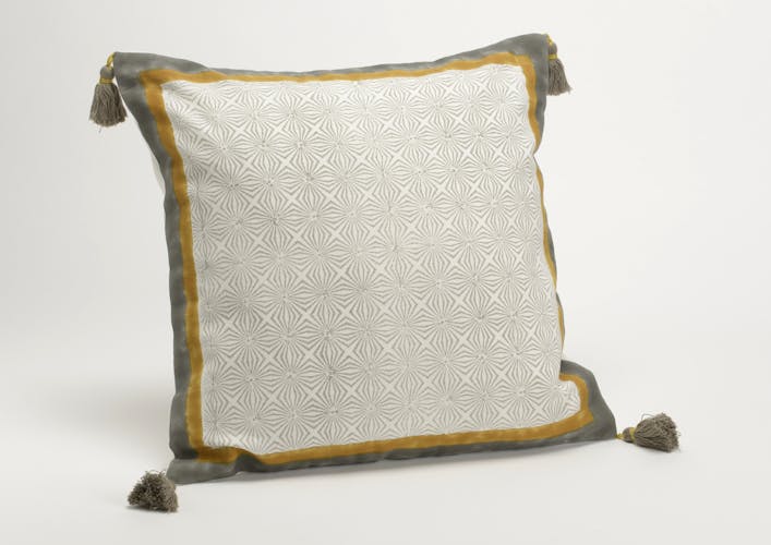 Coussin carré housse 100% coton écru, gris et jaune avec motifs et pompons 40x40cm