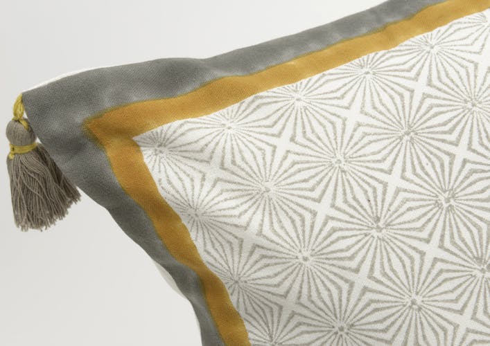 Coussin carré housse 100% coton écru, gris et jaune avec motifs et pompons 40x40cm