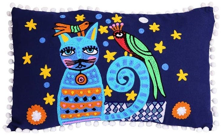 Coussin chat bleu couleurs vives à pompons