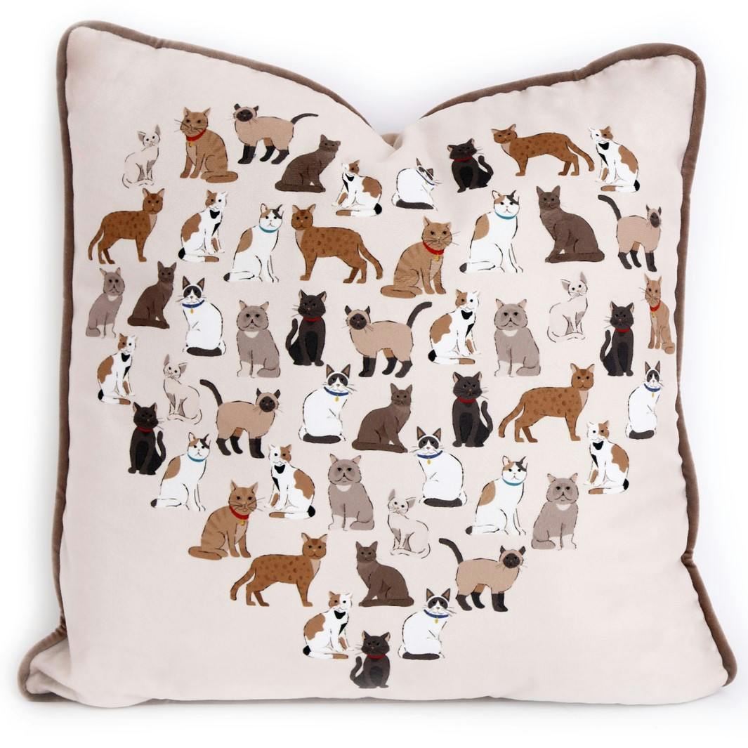 Coussin chats formant un cœur