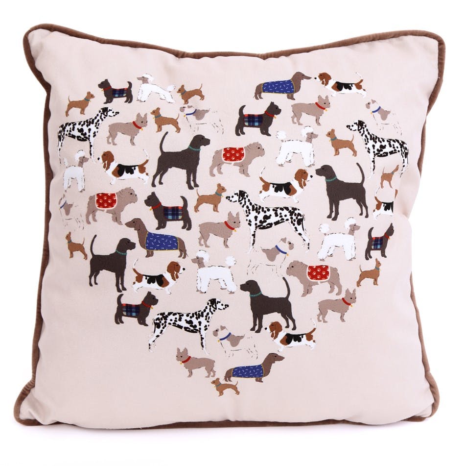 Coussin chiens formant un cœur