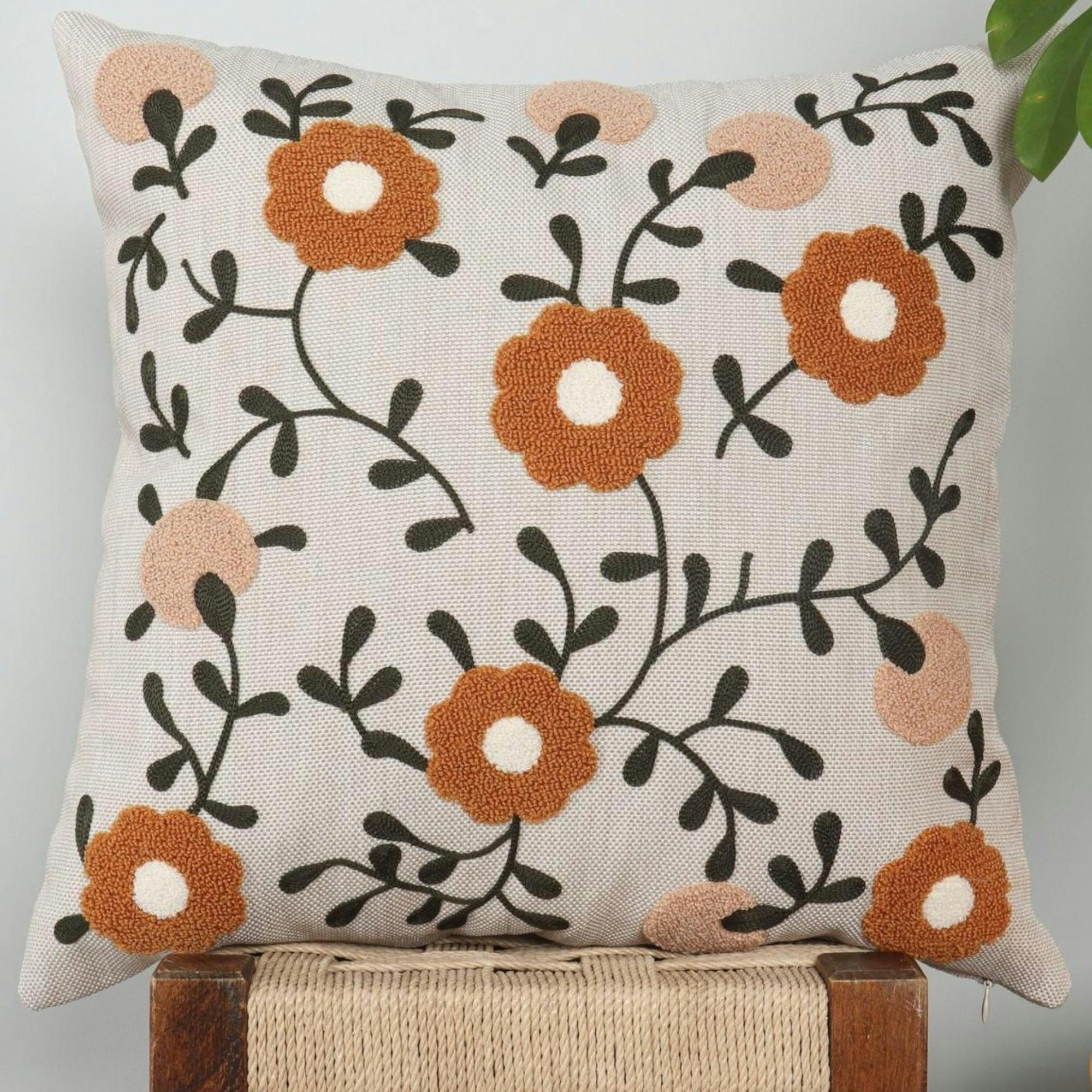 Coussin de canapé écru – fleurs terracotta en bouclette IZMIR