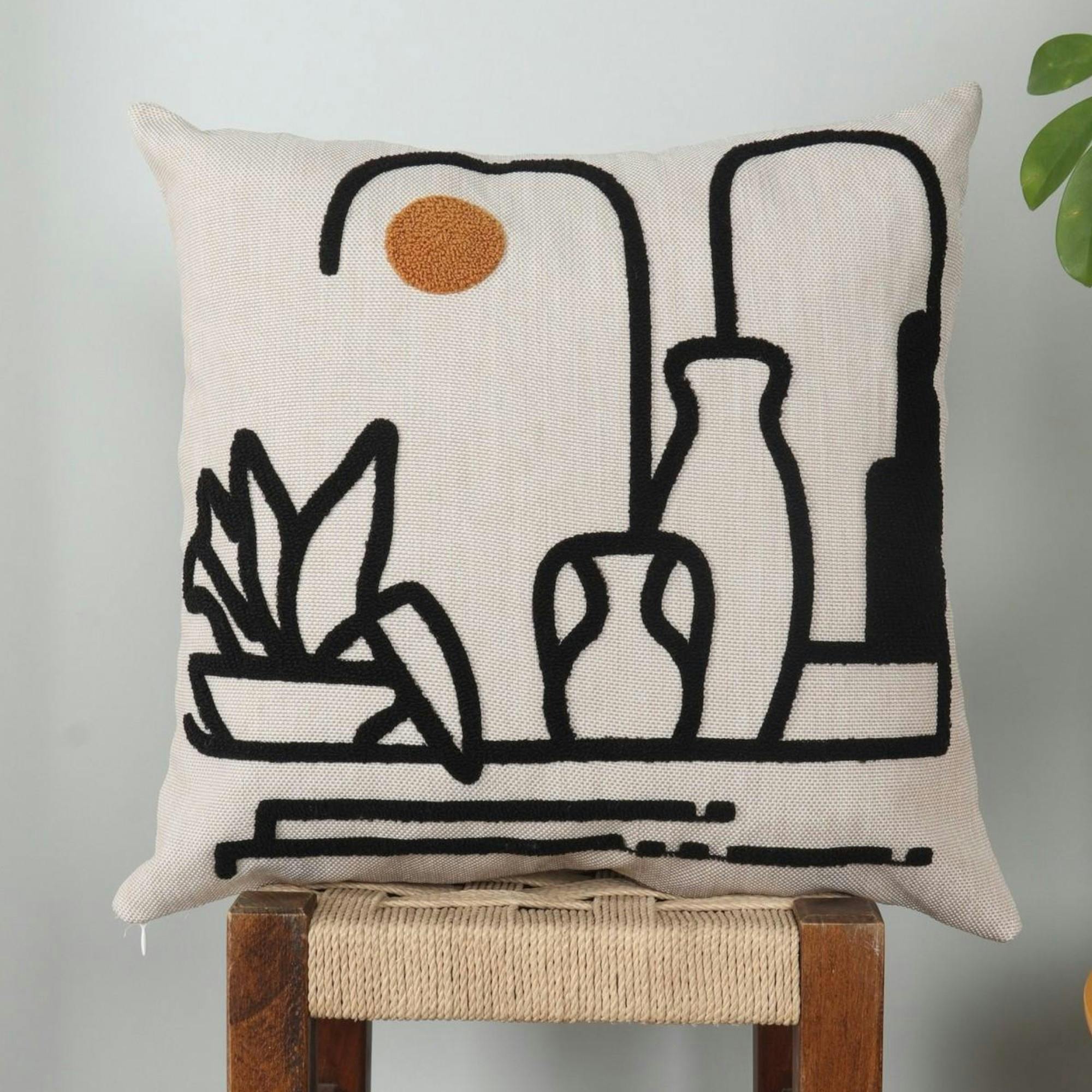 Coussin déco en lin – jarres noires en bouclette IZMIR