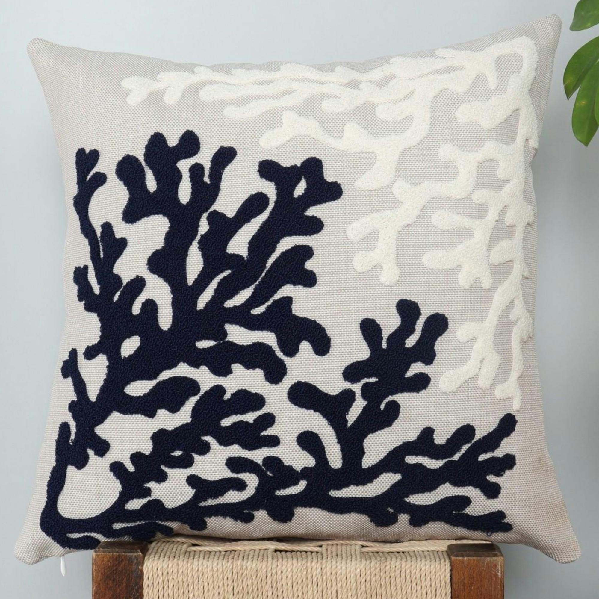 Coussin déco en lin – motif corail bleu marine et écru IZMIR