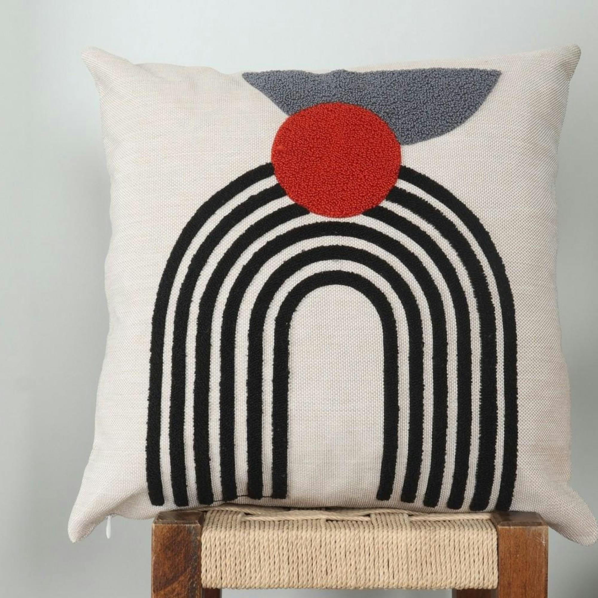 Coussin déco en lin – motif graphique noir et rouge IZMIR