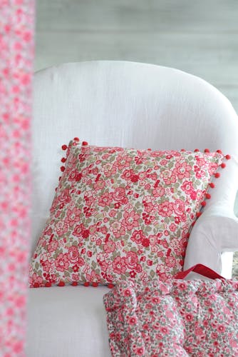 Coussin décoration florale rouge cerise à petits pompons 40x40