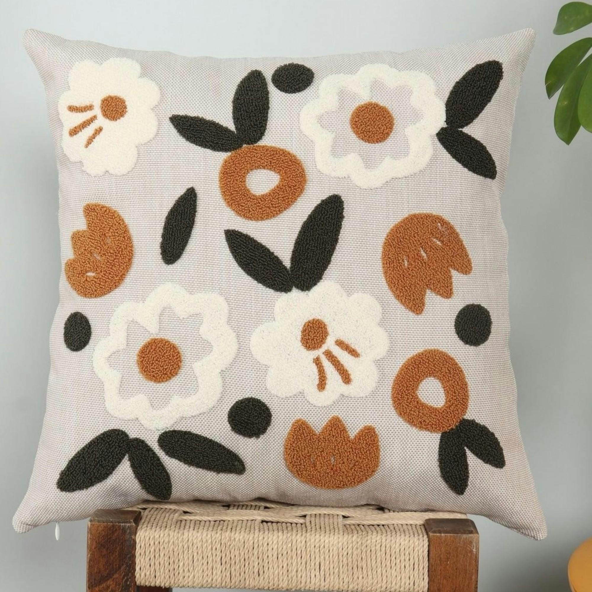 Coussin écru moderne – motifs floraux en bouclette IZMIR