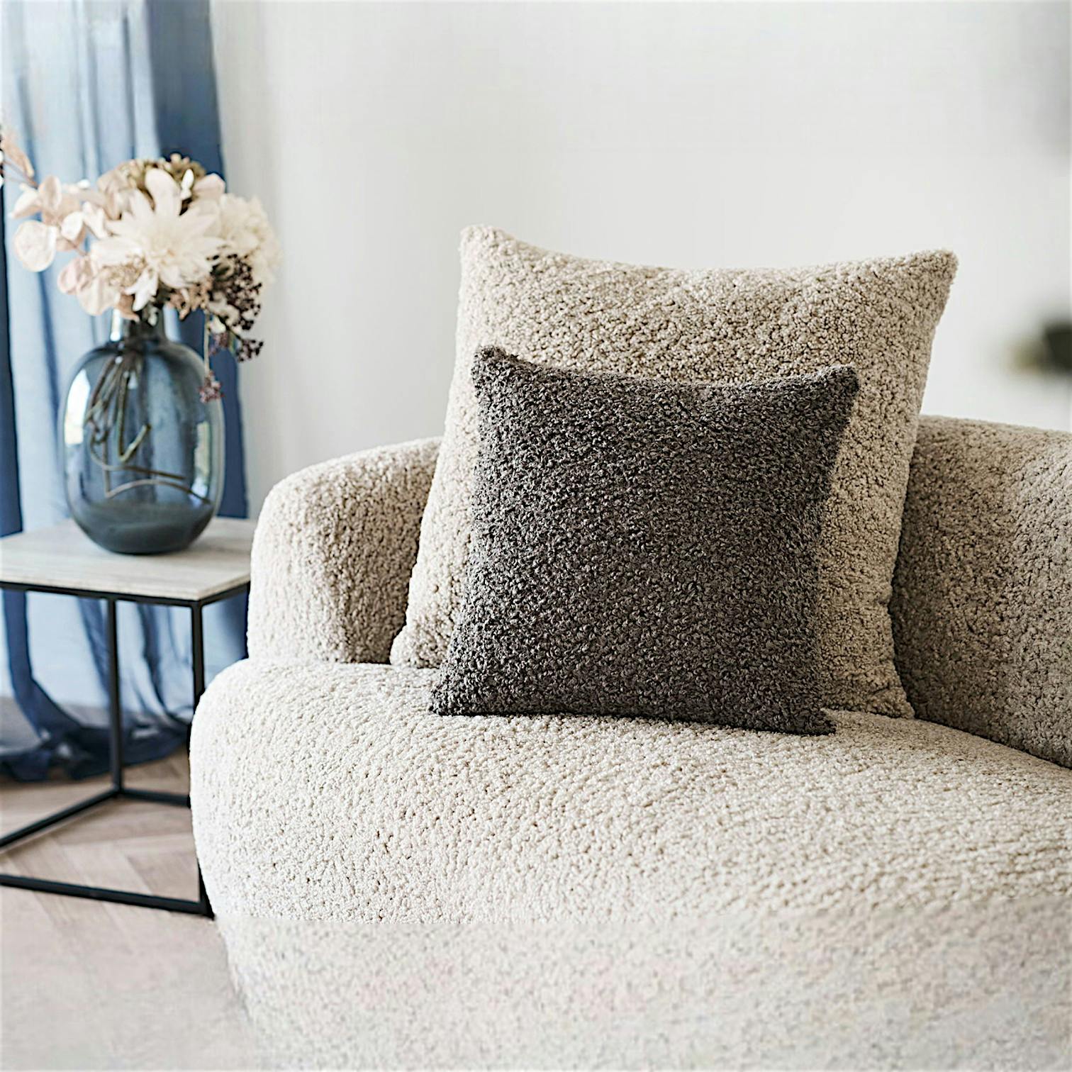 Coussin en bouclette gris foncé BRUGES