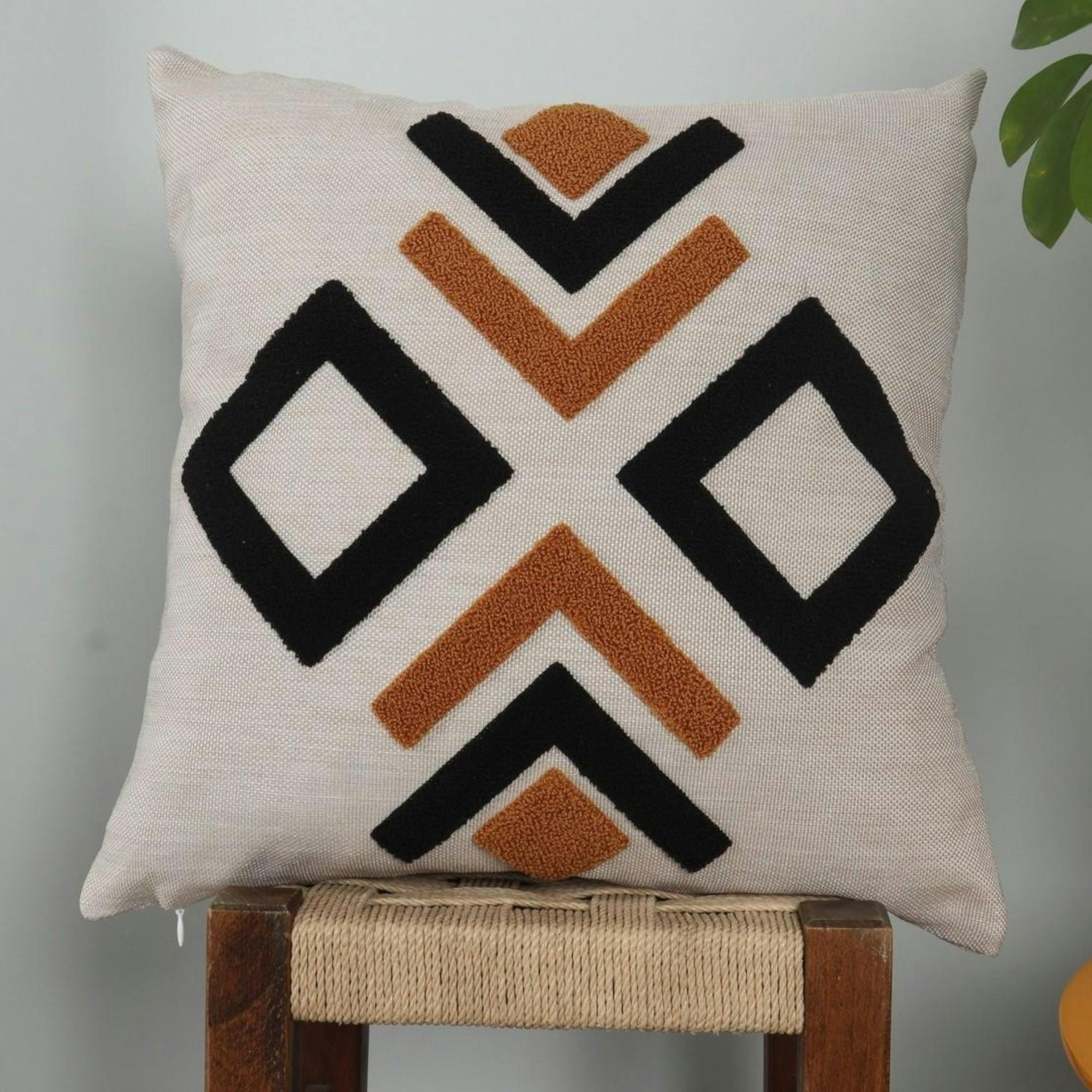 Coussin en lin – motifs graphiques noirs et camel IZMIR