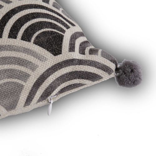 Coussin épais graphique camaieu de gris motif éventails 4 pompons 45x45cm