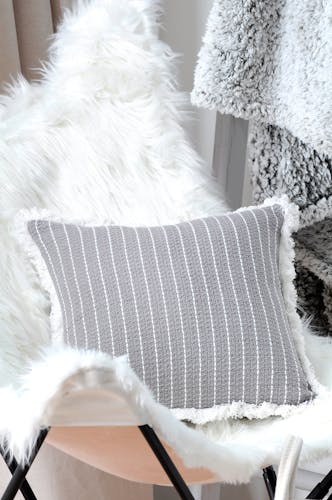 Coussin gris à franges blanches 40 x 40 cm