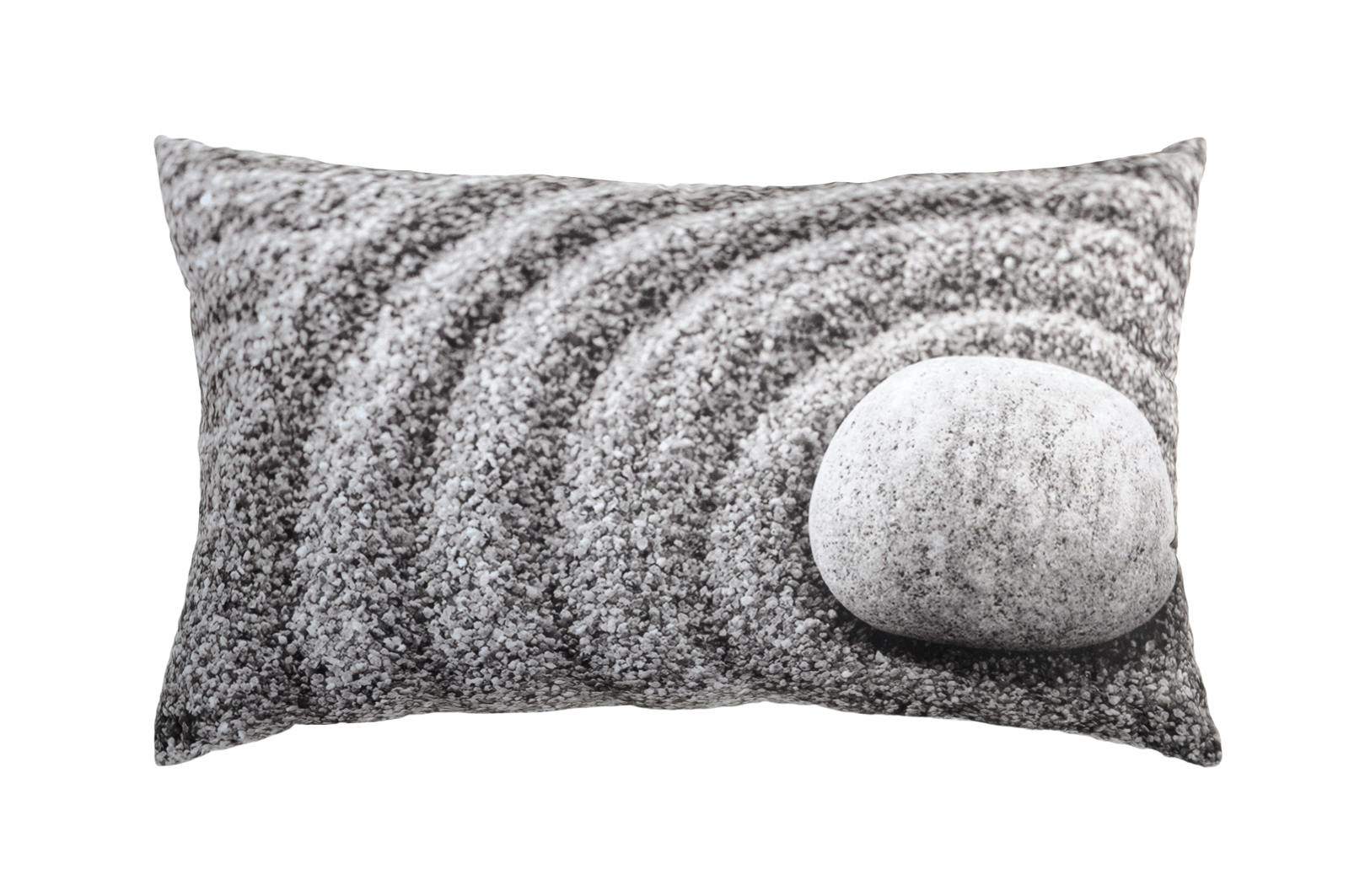 Coussin gris décor galet sur le sable 30x50cm CALLY