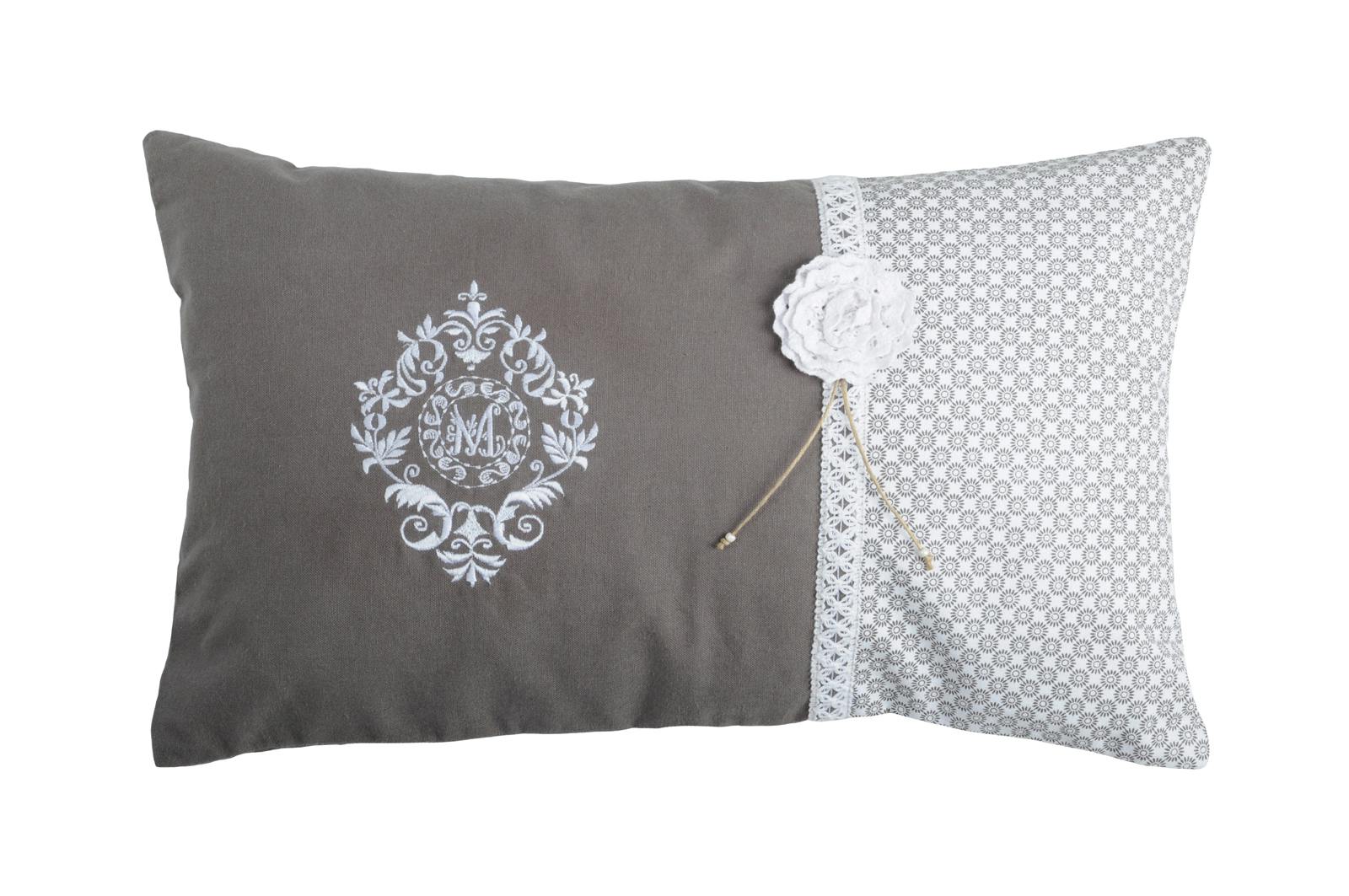 Coussin gris décor romantique brodé et dentelles 30x50cm 100% coton MELINE