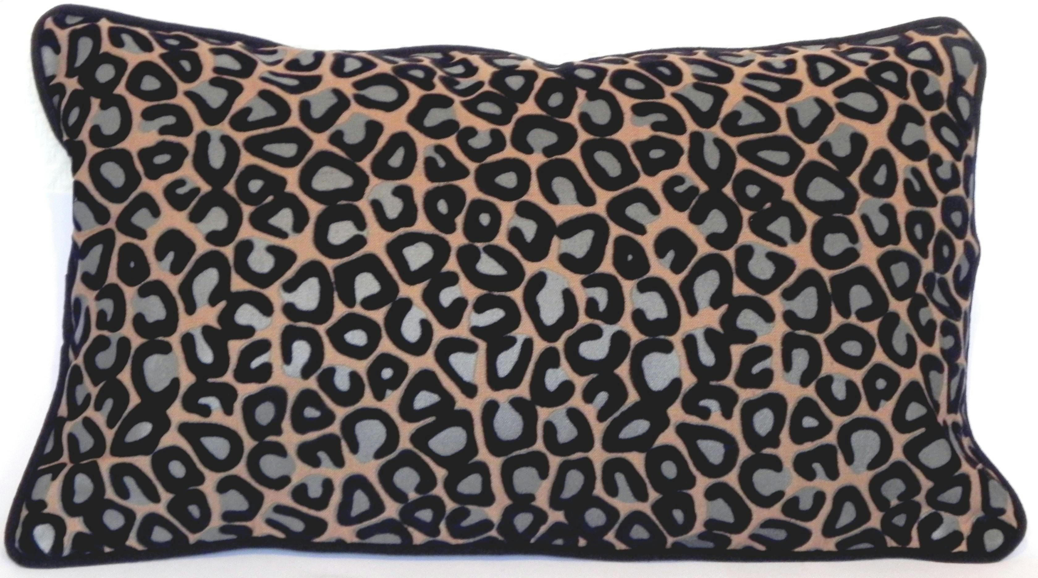 Coussin léopard taupe noir 30x50