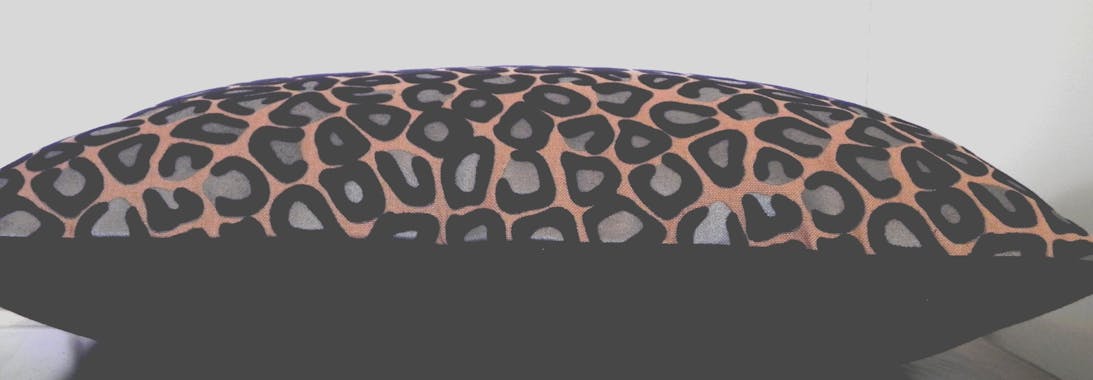 Coussin léopard taupe noir 30x50