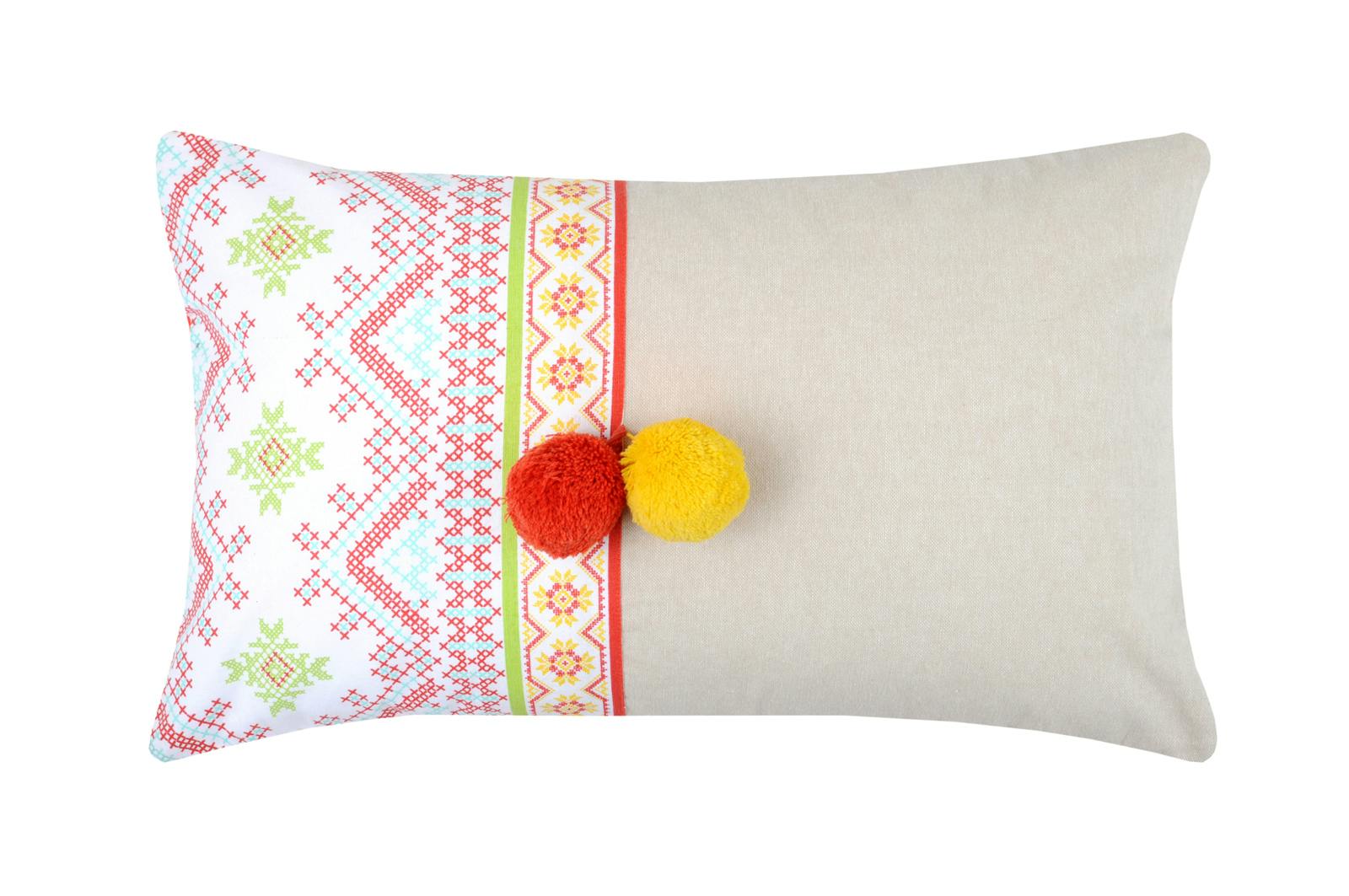 Coussin lin et blanc imprimé façon broderie colorée et pompons rouge et jaune 30x50cm CASMA