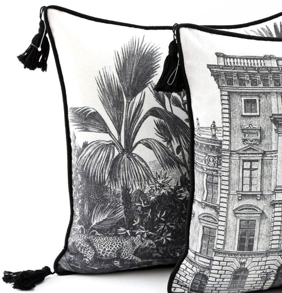 Coussin monochrome à pompons modèle 1