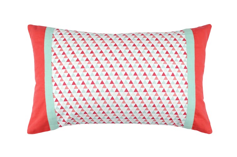 Coussin motifs géométriques bleu rouge corail et bandes extérieures celadon et corail 30x50cm 100% coton ISOCELE ROUGE