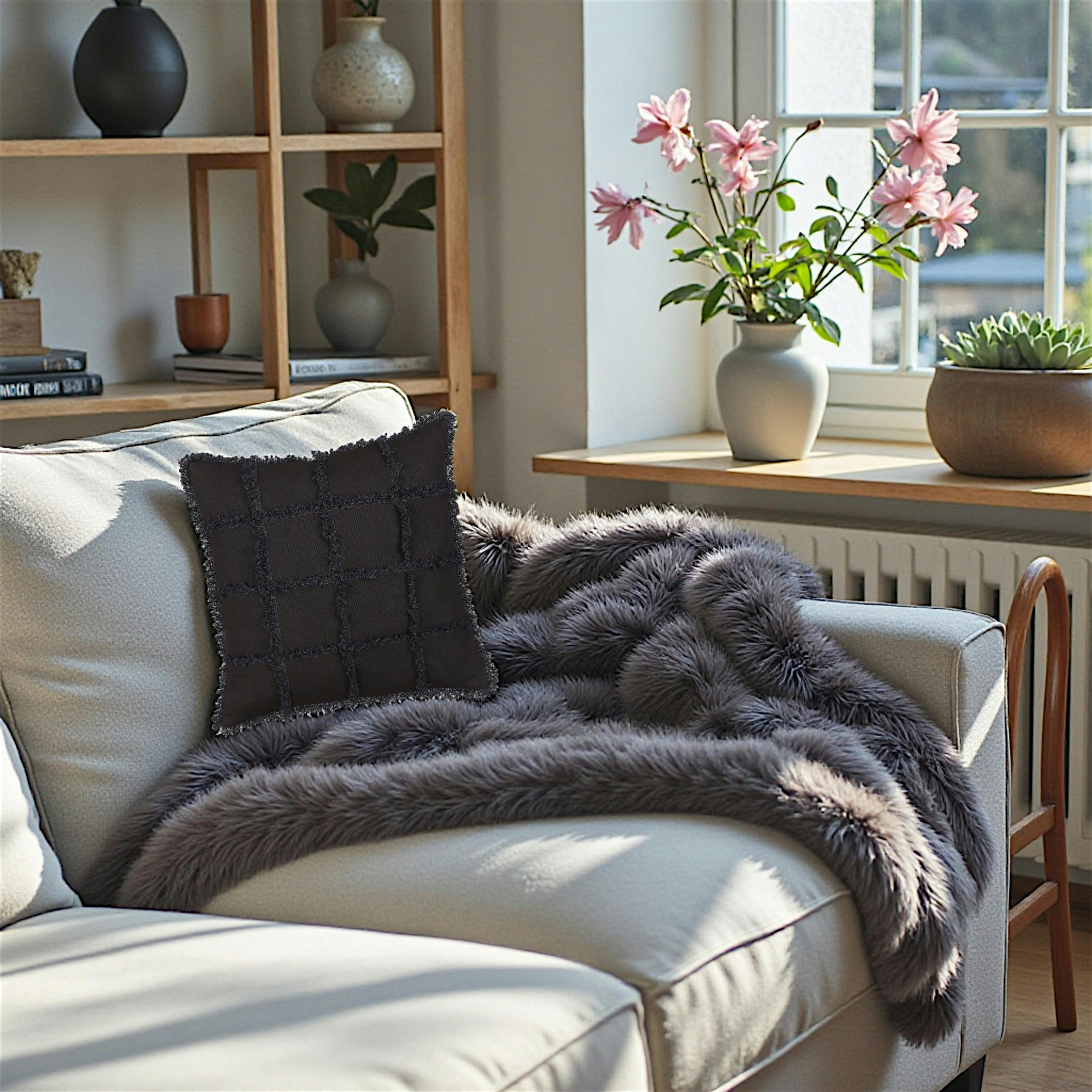 Coussin noir avec damier