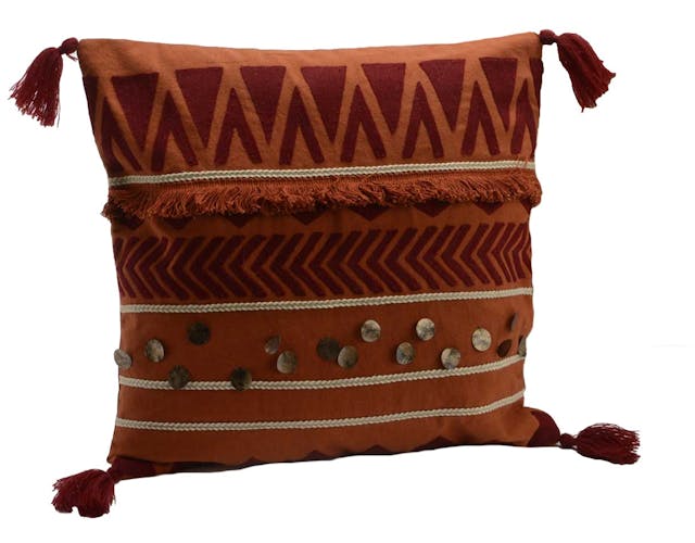 Coussin Pocahontas touché doux couleur brique avec motifs en relief inspiration Aztek, boutons et pompons 40x40cm