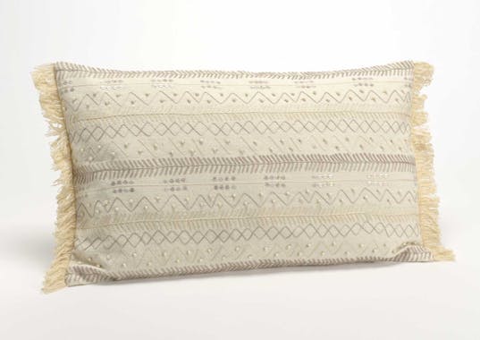 Coussin rectangle housse 100% coton beige avec perles et franges couleur sable 30x50cm