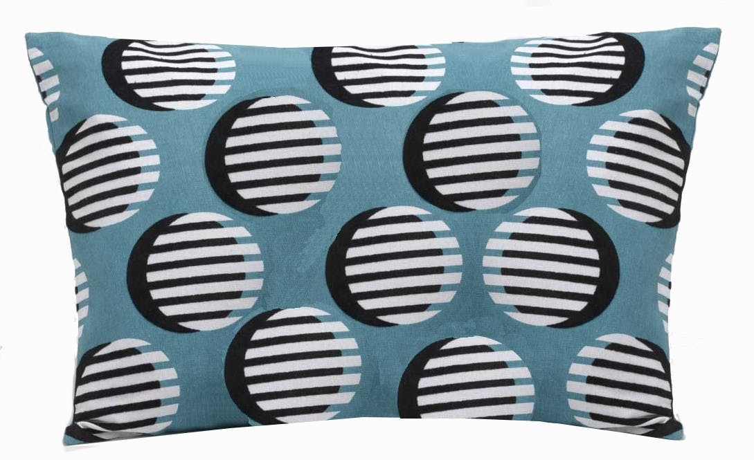Coussin rectangle housse 100% coton bleu avec motifs ronds noirs et rayures blanches 30x50cm