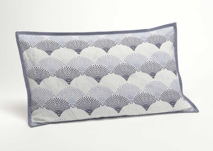 Coussin rectangle housse 100% coton bleu et écru avec motifs éventails 30x50cm