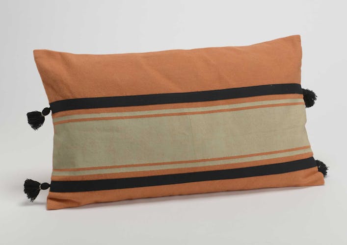 Coussin rectangle housse 100% coton corail, beige et noir avec pompons 30x50cm