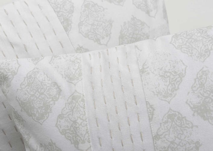 Coussin rectangle housse 100% coton écru avec motifs gris et bande déco 30x50cm