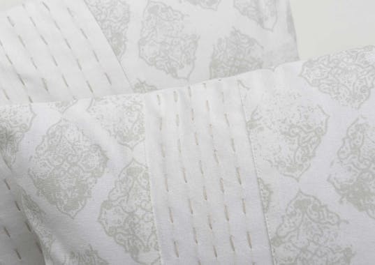 Coussin rectangle housse 100% coton écru avec motifs gris et pompons 30X50cm