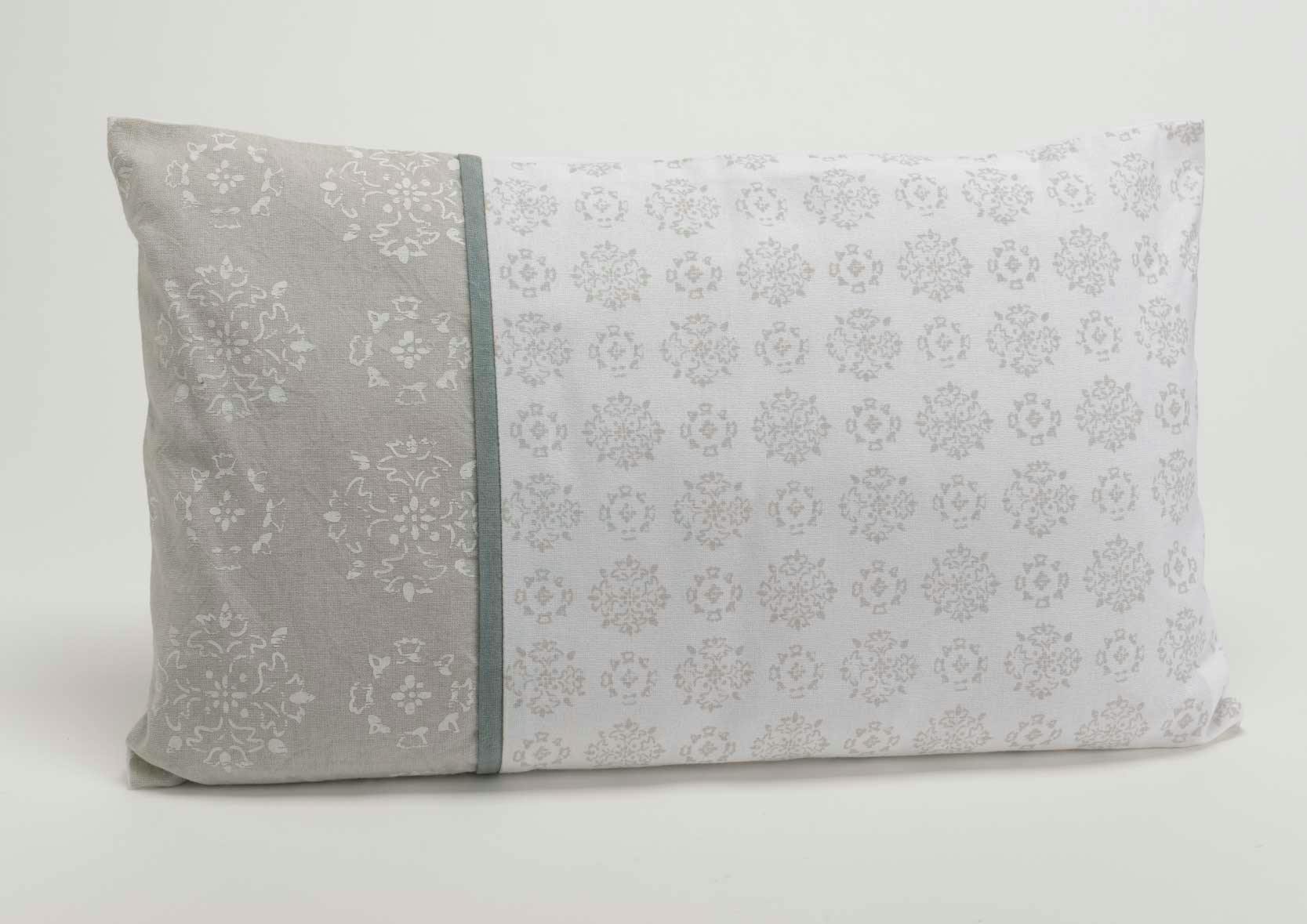 Coussin rectangle housse 100% coton écru et taupe avec motifs et liseré anthracite 30x50cm