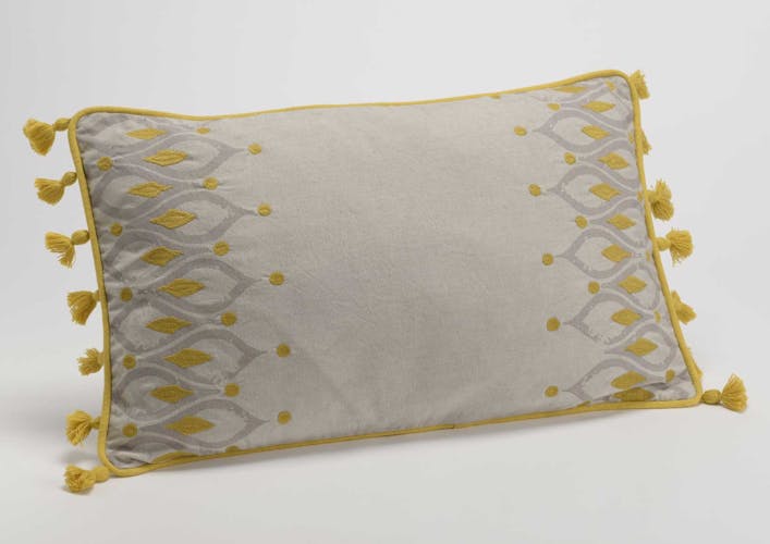 Coussin rectangle housse 100% coton gris et moutarde avec motifs plumes de paon et pompons 30x50cm