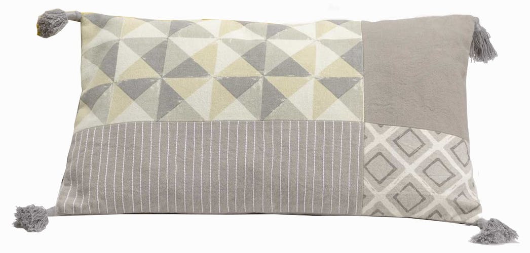 Coussin rectangle housse 100% coton patchwork gris avec motifs géométriques et pompons 30x50cm