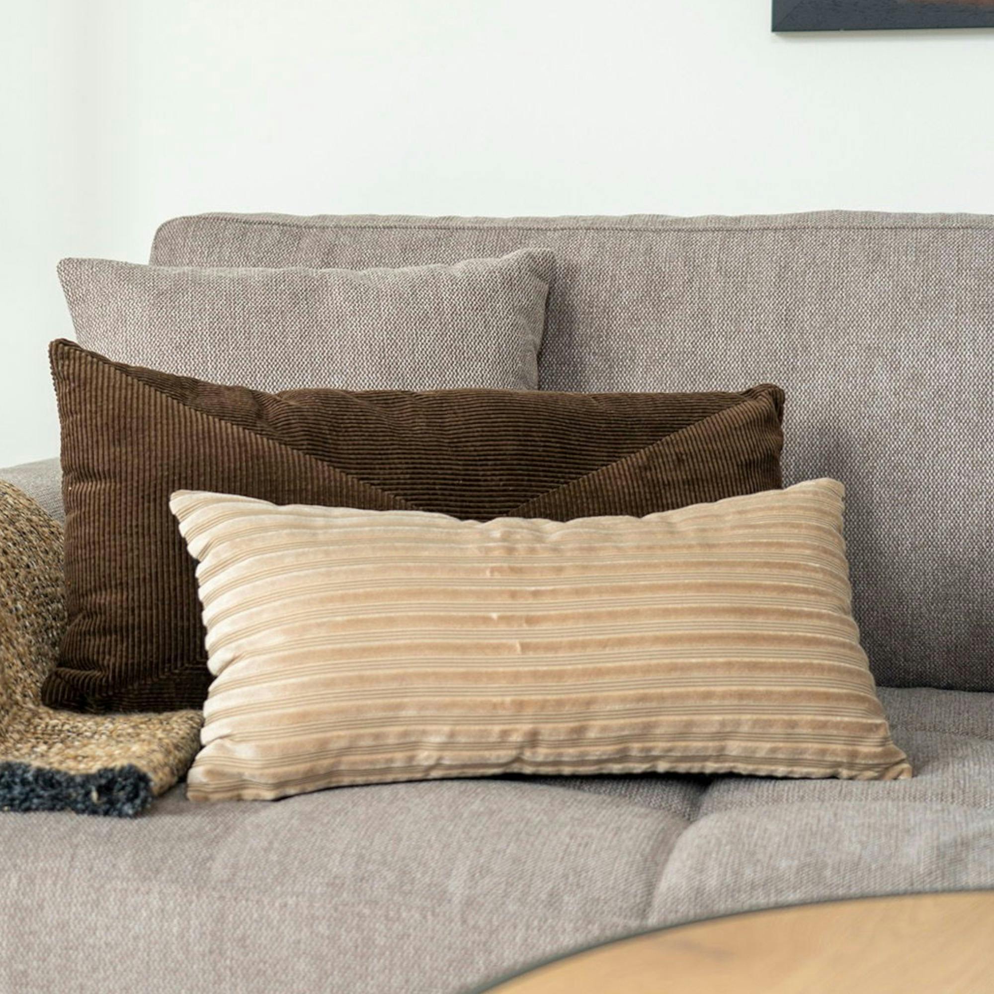 Coussin rectangulaire en velours beige avec motifs linéaires BRUGES