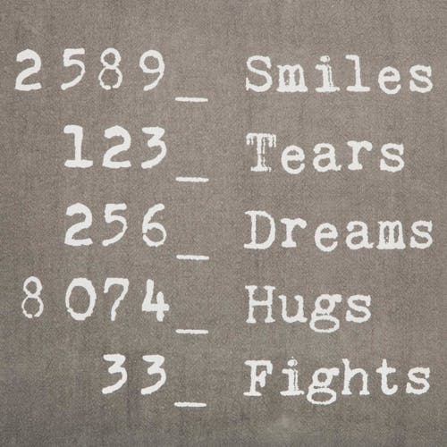 Coussin "smiles, tears ?" en coton gris clair 40x40cm