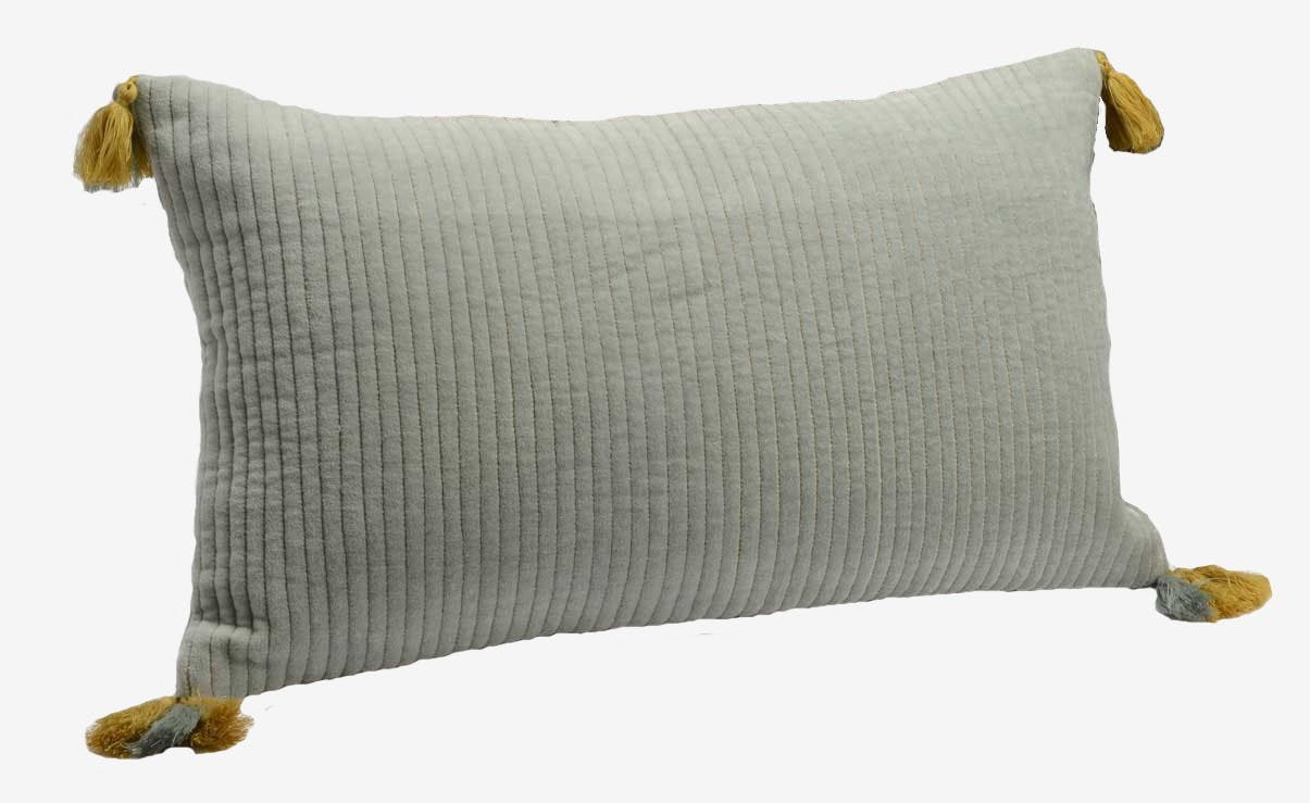 Coussin velours couleur gris bleuté touché doux lignes en relief avec pompoms 30x50cm