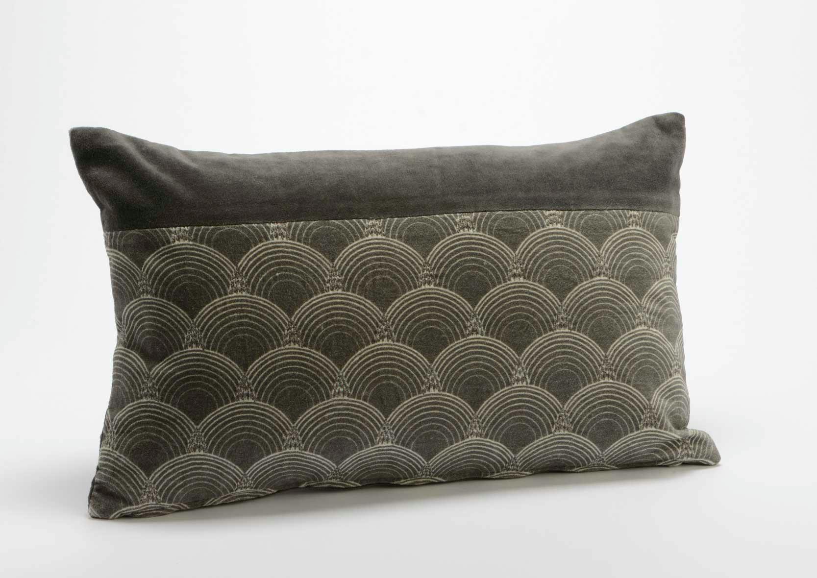Coussin velours touché doux couleur taupe avec motifs top Rock et bandeau 30x50cm