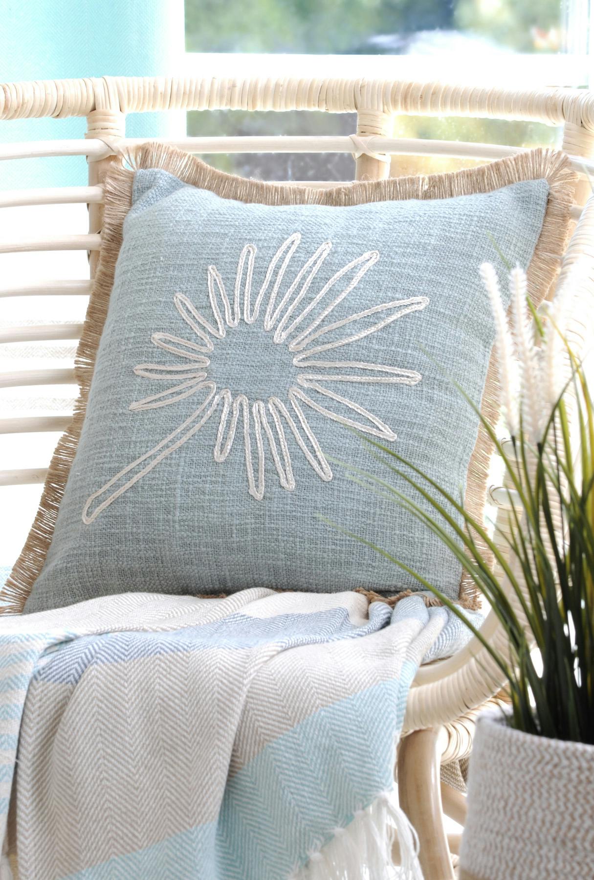 Coussin vert d'eau feuille de palmier avec passepoil