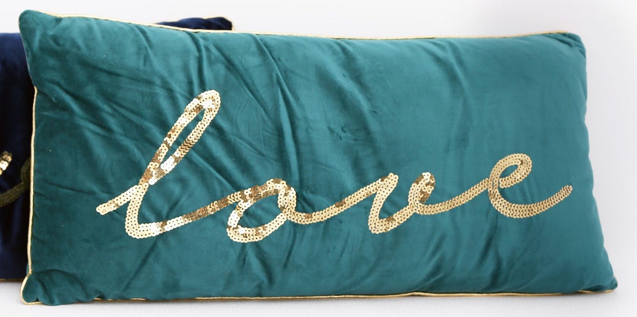 Coussin vert "Love" à sequins 30 x 60 cm
