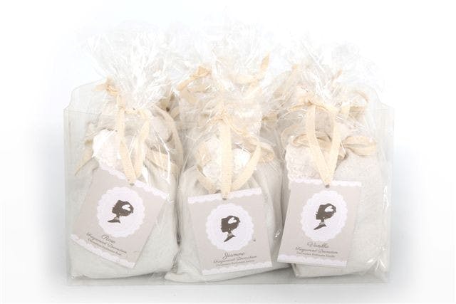 Coussinet parfumé avec c?ur en argile. Parfums fleuris.
