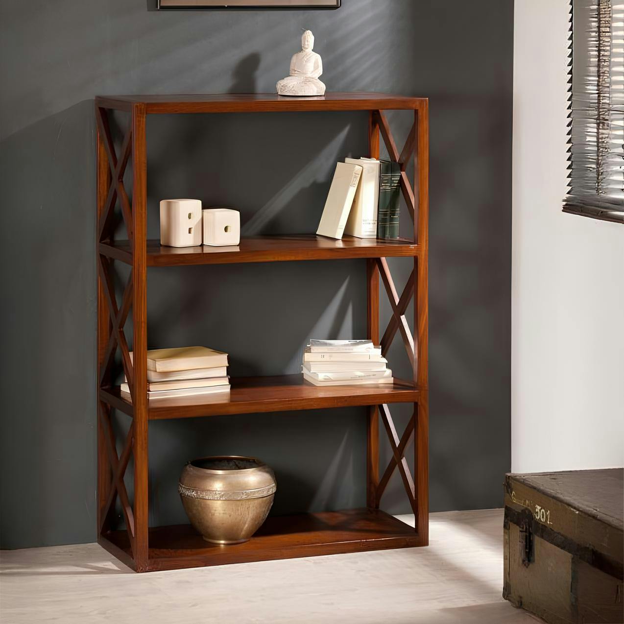Bibliotheque etagere en bois fonce avec croisillons de style exotique