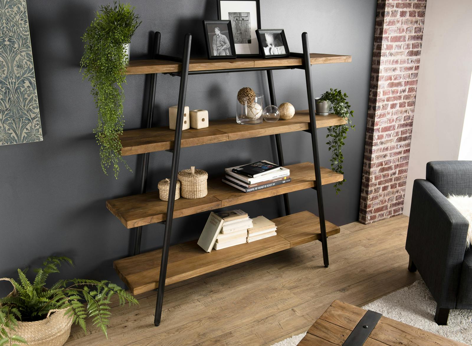 Etagere echelle en bois recycle et metal de style contemporain
