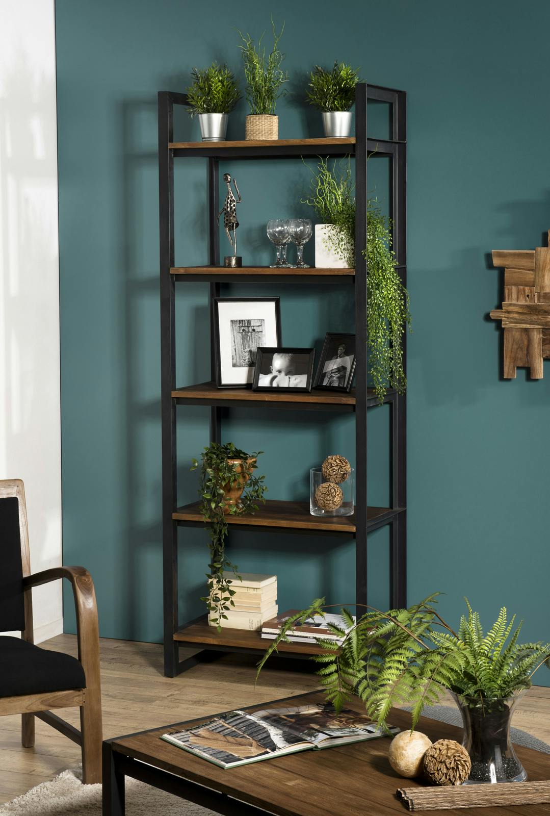 Etagere bibliotheque en bois recycle et metal de style contemporain