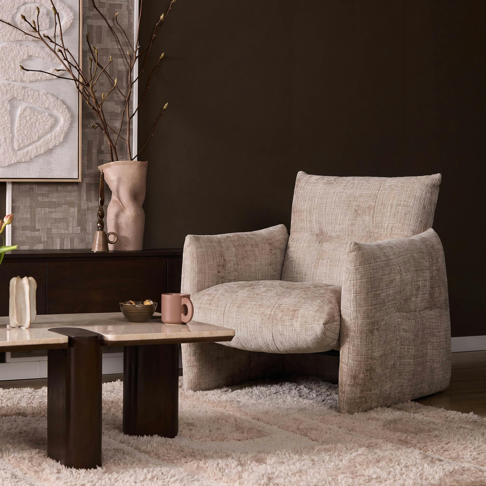 Fauteuil de salon beige à grands accoudoirs CORTINA