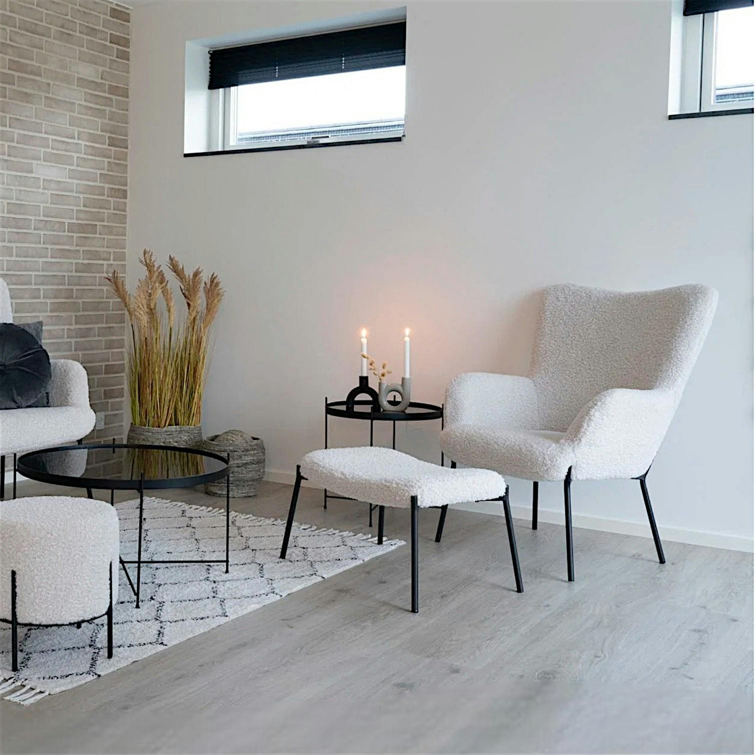 Fauteuil de salon en bouclette blanche avec repose-pieds BERLIN